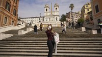 Spanish Steps di Roma yang biasanya ramai, kini hanya dikunjungi segelintir orang.
