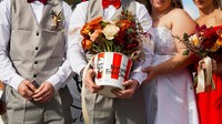 Pesta pernikahan dengan konsep KFC bukan kali ini saja digelar.KFC memang punya program khusus yang mempersilahkan pasangan pengantin untuk menggelar pesta dengan konsep KFC.Foto: istimewa