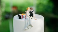 Semua konsep yang dihadirkan di pesta ini memiliki tema KFC. Termasuk pada bagian kue pengantin yang juga dihias dengan seember ayam goreng KFC. Foto: istimewa