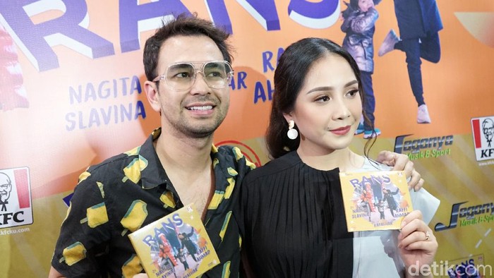 Raffi Ahmad dan Nagita Slavina saat rilis album Rans di kawasan Kemang.