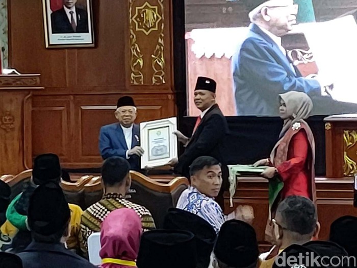 Wapres Ma'ruf Amin melakukan kunjungan kerja di Pekanbaru, Riau, Jumat (6/3/2020). Ia menerima anugerah Bapak Ekonomi Syariah Indonesia dari UIN Sultan Syarif Kasim.