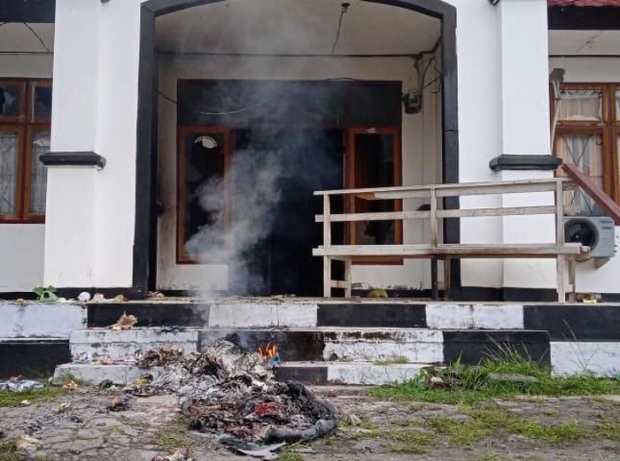 Kantor Bupati Waropen, Papua, porak-poranda usai dirusak massa. Berikut penampakannya.