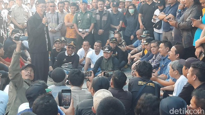 Wali Kota Bogor Bima Arya bertemu dengan ratusan PKL di Kawasan Surya Kencana.