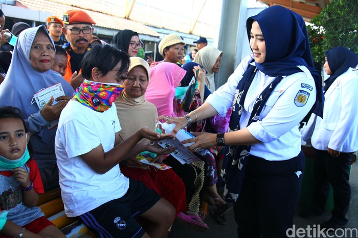 Antisipasi PT KAI Cegah Penyebaran Corona Demi menghalau penyebaran corona, PT KAI giat melakukan sosialisasi dan pencegahan corona di beberapa stasiun. Salah satunya di Stasiun Depok Lama.