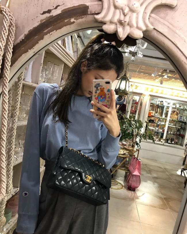 1. Chanel Turn-Lock Flap Bag Tas berikut merupakan salah satu varian tas Chanel paling populer. Dalam sebuah selfie yang diunggahnya beberapa waktu lalu, Jennie Blackpink pun memamerkan tas seharga $3,000 (Rp 42 jutaan) itu dengan busana kasual.Foto: Instagram