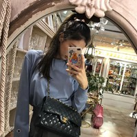 1. Chanel Turn-Lock Flap Bag Tas berikut merupakan salah satu varian tas Chanel paling populer. Dalam sebuah selfie yang diunggahnya beberapa waktu lalu, Jennie Blackpink pun memamerkan tas seharga $3,000 (Rp 42 jutaan) itu dengan busana kasual.Foto: Instagram