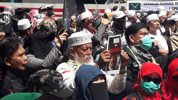 Demo di Depan Kedubes India, Massa FPI-PA 212 Bawa Spanduk Habib Bahar