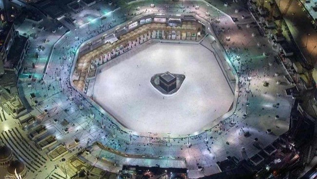 Begini potret Kabah pada 6 Maret 2020, ketika pemerintah Arab Saudi melarang dilaksanakannya ibadah umrah, bagi warga lokal maupun wisatawan asing. Tindakan ini terpaksa dilakukan demi mencegah penyebaran virus Corona. Foto: Info Haramain