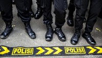 Sejumlah anggota kepolisian dikerahkan untuk menjaga situasi di area aksi solidaritas tersebut.