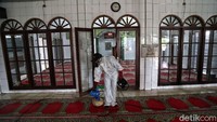 Tak hanya bagian dalam masjid, area luar masjid turut disemprotkan desinfektan.