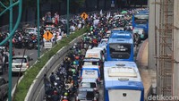 Kasubdit Gakkum Ditlantas Polda Metro Jaya AKBP Fahri Siregar menjelaskan bahwa arus lalu lintas dari jalan Gatot Subroto yang akan menuju Jalan HR Rasuna Said diluruskan ke Jalan Gatot Subroto arah Pancoran atau belok ke kanan Jalan Mampang Prapatan.