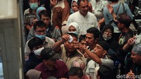 Di sisi lain, kios-kios di Pasar Pramuka terlihat sepi lantaran masyarakat lebih memilih untuk membeli masker di JakMart yang harganya jauh lebih murah.
