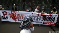 Para peserta aksi tampak membawa spanduk bertuliskan Save Moslem India.