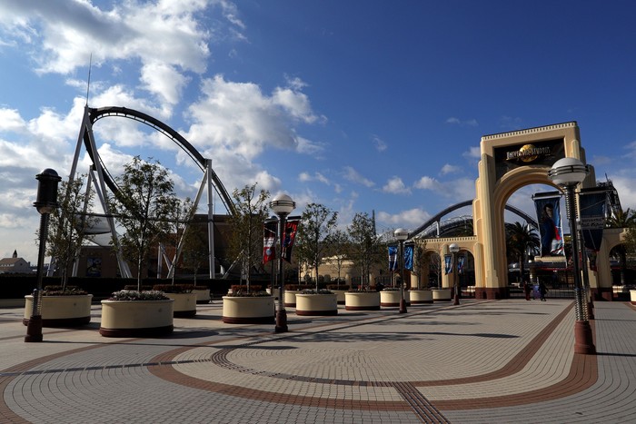 Universal Studio Jepang jadi salah satu objek wisata yang ditutup imbas corona. Tempat wisata yang sebelumnya tak pernah sepi pengunjung itu kini tampak sunyi.