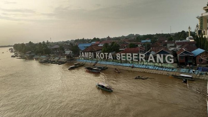 Menanti Senja di Atas Jembatan Ikonik Kota Jambi