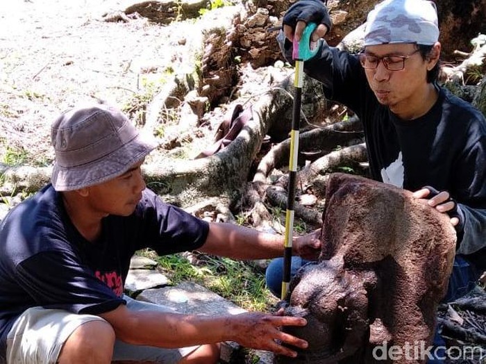 Pegiat KHC mengevakuasi arca di Umbul Geneng, Desa Ngrundul, Kecamatan Kebonarum, Klaten, Jumat (6/3/2020).