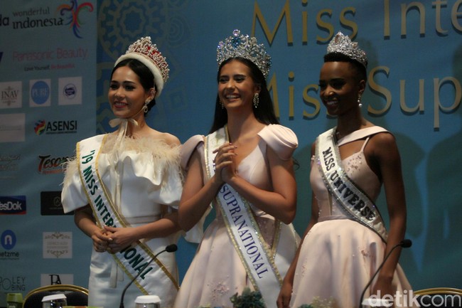 Anntonia Porsild pernah ke Indonesia pada Maret 2020 untuk malam final Puteri Indonesia 2020. Acara tersebut juga dihadiri Miss Universe 2019 Zozibini Tunzi dan Miss International 2019 Sireethorn Leearamwat. (Foto: Muhammad Abduh/Detikcom)