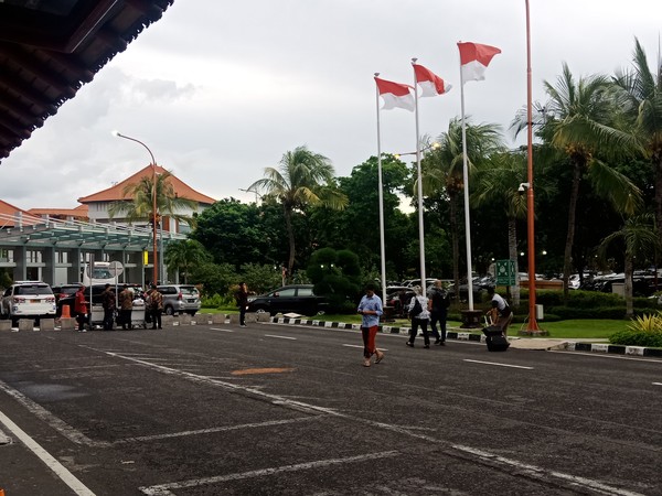 Aktivitas di area parkir yang biasanya dipadati antrean mobil untuk antar jemput juga terpantau lengang. (Foto: Putu Intan/detikcom) Aktivitas di area parkir yang biasanya dipadati antrean mobil untuk antar jemput juga terpantau lengang. (Foto: Putu Intan/detikcom)