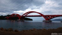 Pembangunan Jembatan Youtefa merupakan kolaborasi antara Pemerintah Pusat Kementerian PUPR, Pemerintah Provinsi Papua, dan Pemerintah Kota Jayapura.