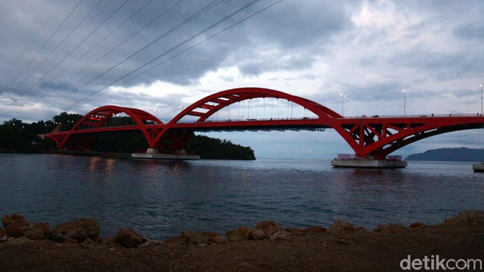 Jembatan Youtefa (sebelumnya bernama Jembatan Holtekamp]) adalah jembatan di atas Teluk Youtefa, Papua. Jembatan ini menghubungkan Holtekamp dengan Hamadi.