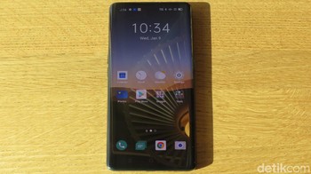 detikINET berkesempatan menggenggam Oppo Find X2 di Swiss bersama Oppo Indonesia. Wallpapernya tajam, rupanya True Billion Colour Display yang diusungnya bukan isapan jempol. Kedalaman warnanya mencapai 10 bit. (Fitraya Ramadhanny/detikcom)