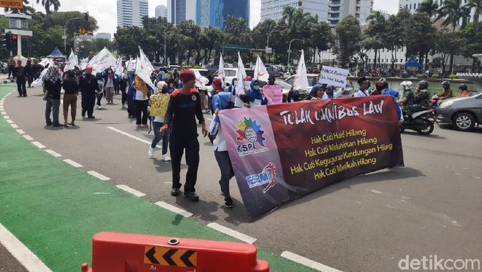 Massa Buruh Perempuan Long March ke Kemen PPPA.