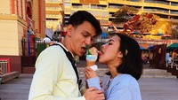  Yummy! Satu cone es krim jadi rebutan Marcell dan Nabila. Ice cream aja yang direbut. Cinta jangan, kata Nabila. Foto: instagram