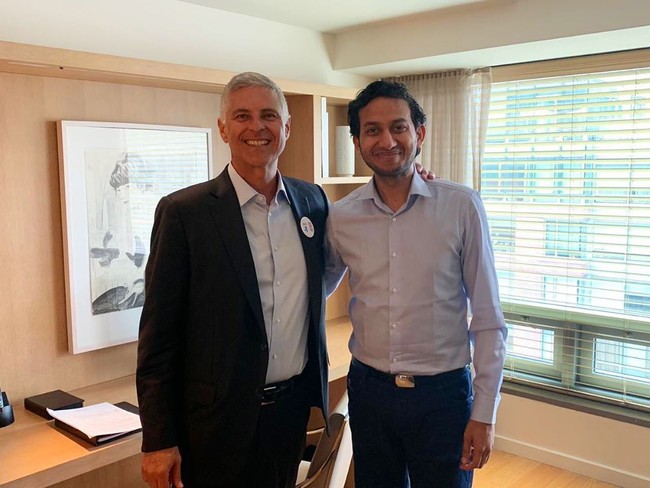 Karena saya tidak bisa memakai remote TV di rumah saudara. Mereka lebih suka menonton sinetron, sedangkan saya ingin menonton film kartun, cerita Ritesh. Foto: Instagram