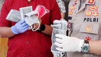Dari pantauan detikcom, terlihat masker-masker tersebut masih tertempel lem yang belum kering. Kemudian rata-rata masker memiliki jahitan dengan warna hijau cerah berbeda dengan warna dasar masker.