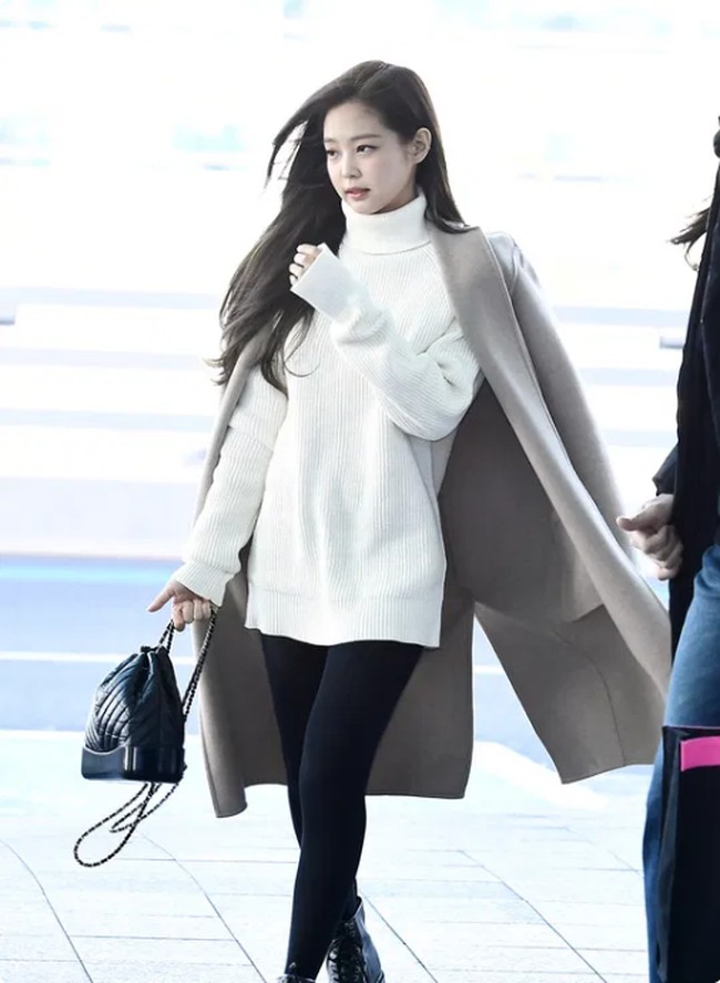 3. Chanel Gabrielle BackpackBackpack Gabrielle mini seharga $3,600 (Rp 51 jutaan) berikut juga pernah menemani gaya Jennie Blackpink. Tas tersebut terlihat serasi dengan gayanya yang kala itu tampak klasik mengenakan jubah dan sweater turtle neck. Foto: Istimewa