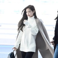 3. Chanel Gabrielle BackpackBackpack Gabrielle mini seharga $3,600 (Rp 51 jutaan) berikut juga pernah menemani gaya Jennie Blackpink. Tas tersebut terlihat serasi dengan gayanya yang kala itu tampak klasik mengenakan jubah dan sweater turtle neck. Foto: Istimewa