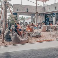 Bersantai Di Pojok Kafe Pinggir Pantai Yang Tenang