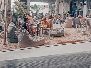 Sensasi Makan Santai di Pinggir Pantai Bisa Dirasakan di Kafe Ini