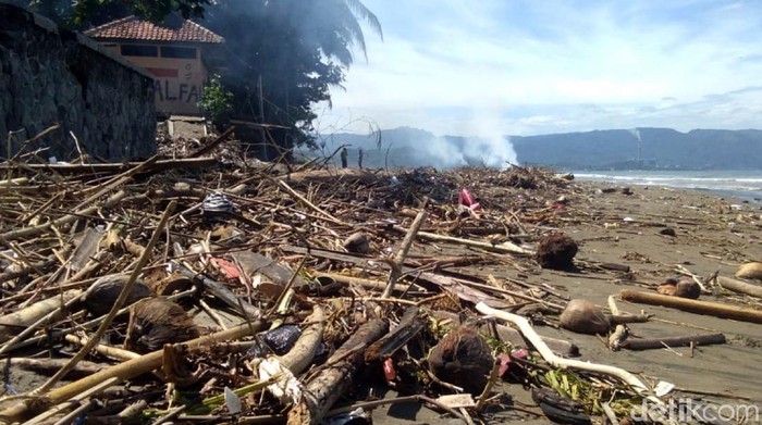 Sampah Kotori Perairan Pantai Muara Citepus Palabuhanratu Sukabumi
