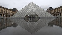 Ini Museum Louvre, Paris. Museum seni yang paling banyak dikunjungi di dunia menutup pintunya selama beberapa hari setelah adanya protes dari staf atas ketakutan akan virus Corona (Foto: CNN)
