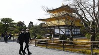 Ini Kuil Kinkaku-ji, Jepang. Jadi salah satu tempat wisata paling populer di Kyoto, kuil emas ini hanya dikunjungi beberapa pengunjung saja setelah Corona merebak (Foto: CNN)