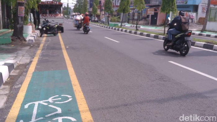 Jalur sepeda di Medan dipakai parkir liar (Datuk Haris Molana/detikcom)