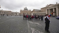 Sementara itu, sejumlah warga maupun wisatawan tampak masih hilir mudik di kawasan St. Peter Square, Vatikan.