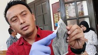 Polisi menggerebek sebuah rumah yang menimbun masker di Bandung. Selain menimbun, rumah sekaligus pabrik masker daur ulang itu rupanya merupakan masker bekas pakai orang.