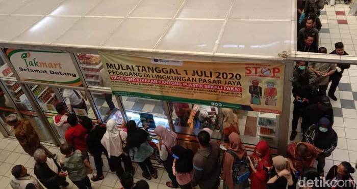 Penampakan Antrean Mengular Demi Masker Rp 2.500 PD Pasar Jaya melakukan operasi pasar di Pasar Pramuka, Jakarta, untuk membuat harga masker kembali terjangkau. Warga pun rela mengantre panjang.