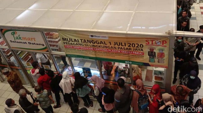 PD Pasar Jaya melakukan operasi pasar di Pasar Pramuka, Jakarta, untuk membuat harga masker kembali terjangkau. Warga pun rela mengantre panjang.