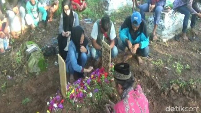 Tangis haru pemakamam perempuan bertato burung hantu di Subang