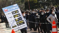 Penyebaran virus corona yang cukup masif hingga menginfeksi ribuan orang di Negeri Ginseng membuat warga Korea Selatan memburu masker guna mencegah penyebaran virus corona.