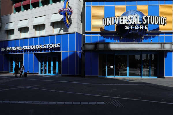 Toko-toko souvenir yang berada di kawasan Universal Studio Jepang pun tampak ditutup dan tak beroperasi. Toko-toko souvenir yang berada di kawasan Universal Studio Jepang pun tampak ditutup dan tak beroperasi.