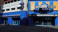 Toko-toko souvenir yang berada di kawasan Universal Studio Jepang pun tampak ditutup dan tak beroperasi.