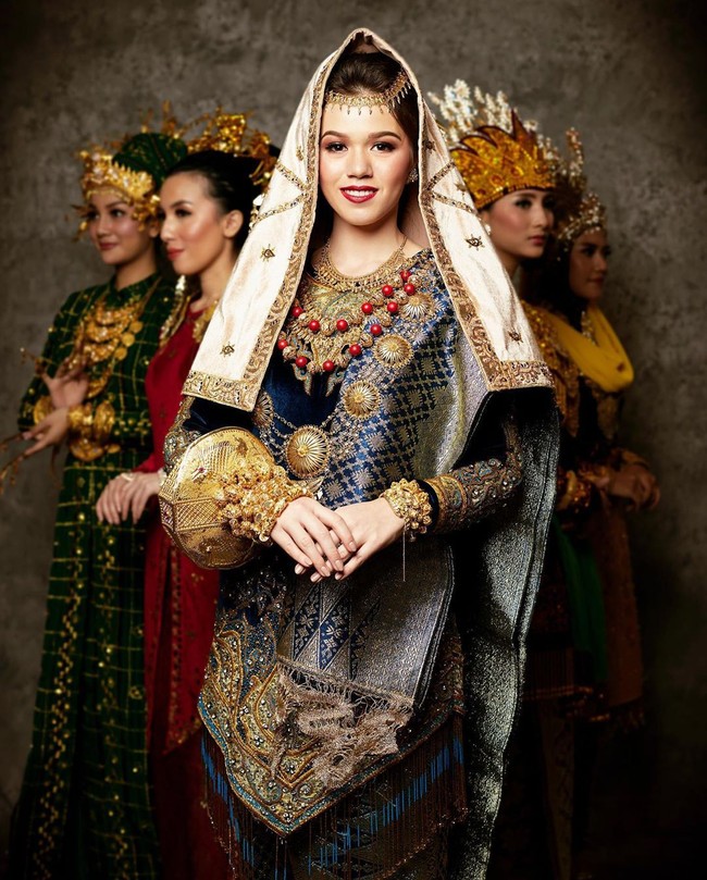 Puteri Indonesia Sumatera Barat 2020 Louise Kalista Iskandar saat ini masih berstatus sebagai mahasiswi fakultas hukum. Berusia 21 tahun, Louise berdarah blasteran. Ayahnya keturunan Indonesia-Tionghoa, sedangkan ibunya keturunan Minangkabau-Amerika Serikat. Foto: Instagram @ officialputeriindonesia/ ʜᴀɴɴ ᴘʀᴀᴡɪʀᴀ