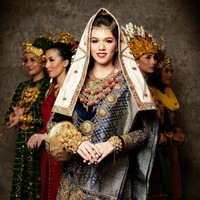 Puteri Indonesia Sumatera Barat 2020 Louise Kalista Iskandar saat ini masih berstatus sebagai mahasiswi fakultas hukum. Berusia 21 tahun, Louise berdarah blasteran. Ayahnya keturunan Indonesia-Tionghoa, sedangkan ibunya keturunan Minangkabau-Amerika Serikat. Foto: Instagram @ officialputeriindonesia/ ʜᴀɴɴ ᴘʀᴀᴡɪʀᴀ