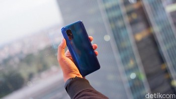Ada dua warna yang akan hadir. Ini adalah varian Arctic Blue, satu lagi warnanya Crystal White. Foto: Adi Fida Rahman/detikINET