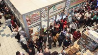 detikcom menyambangi langsung salah satu tempat operasi pasar di JakMart yang berada di dalam Pasar Pramuka, Jakarta Timur. Di hari kedua ini, Jumat (6/3/2020) tampak masyarakat mengantre mengelilingi toko Jakmart untuk membeli masker dengan harga Rp 2.500/pcs.