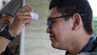 Menurut Kepala Divisi Sekretaris Perusahaan PT LRT Jakarta Arnold Kindangen penumpang dengan suhu tubuh melebihi 38°C (Celsius) tidak diperkenankan memasuki area LRT Jakarta.
